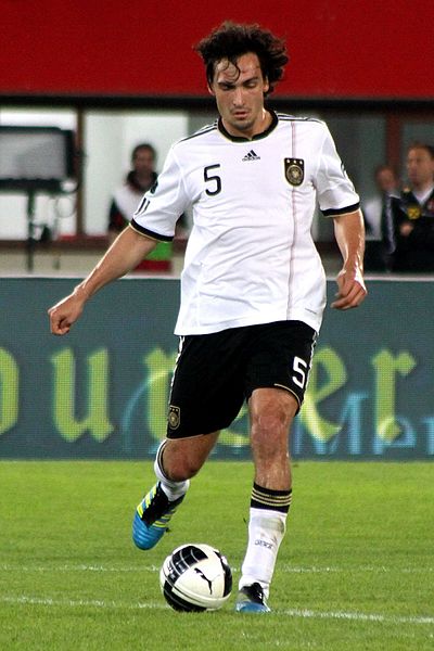 photo of Matts Hummels playing with a ball on the pitch